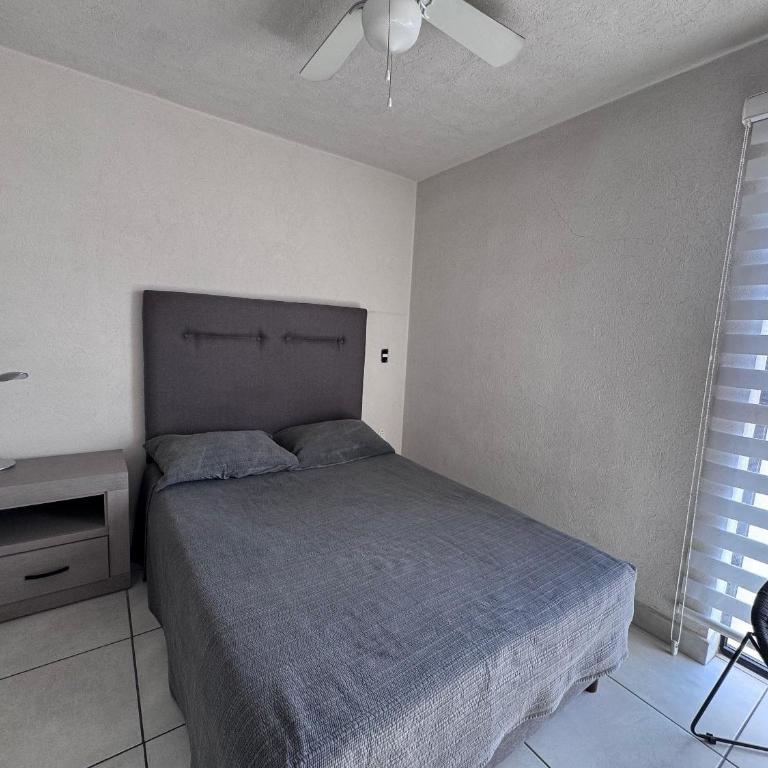 Alojamiento nuevo céntrico IMSS, H Civil y UDG - Apartamento con balcón - 18