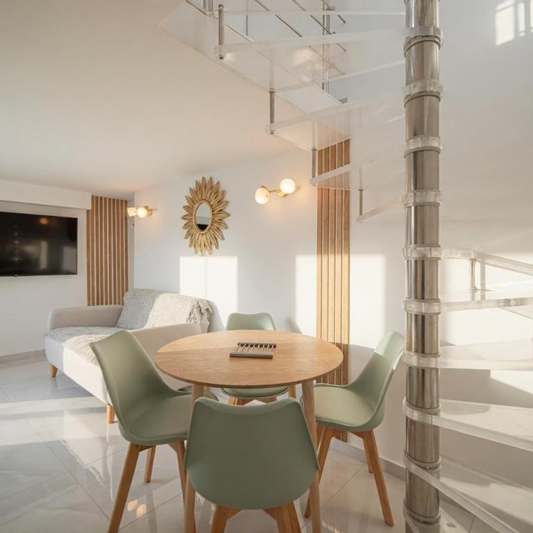 FRGK " JAURES Duplex Central Cannes Quiet Courtyard with Mezzanine 100m from Train Station - Apartment mit 1 Schlafzimmer - 2