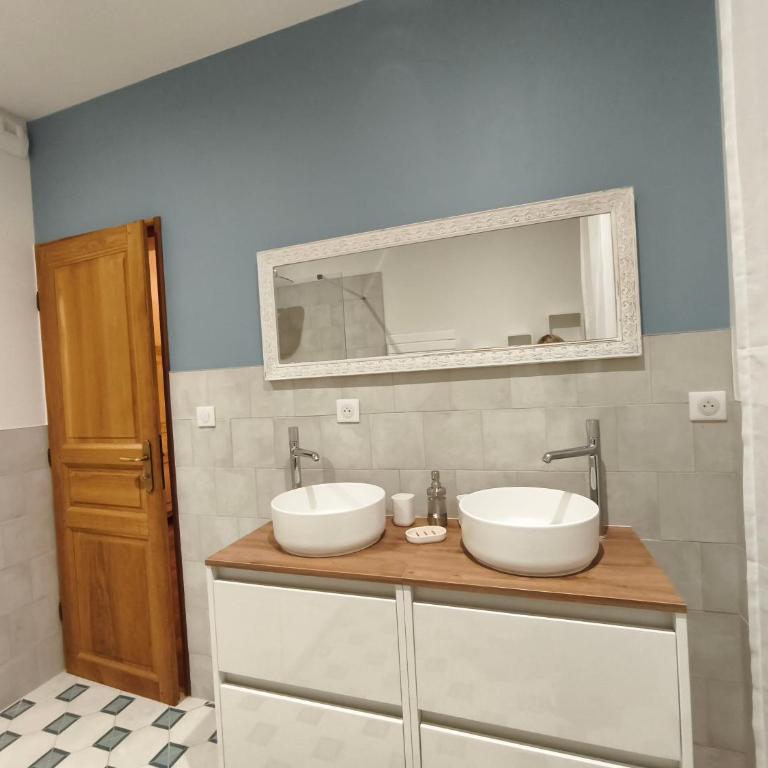 VILLA ADOYA Chambre d'hôtes Aigues-Mortes intra muros au calme climatisation réversible PISCINE WIFI ascenseur PARKING gratuit - Chambre Double - Vue sur Piscine - 8