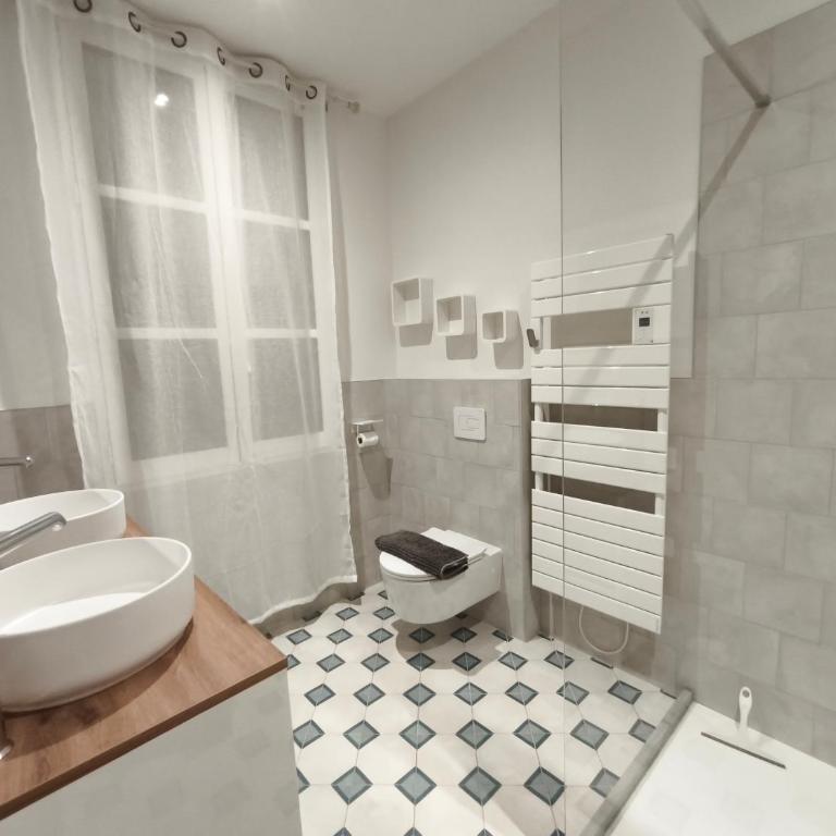 VILLA ADOYA Chambre d'hôtes Aigues-Mortes intra muros au calme climatisation réversible PISCINE WIFI ascenseur PARKING gratuit - Chambre Double - Vue sur Piscine - 5