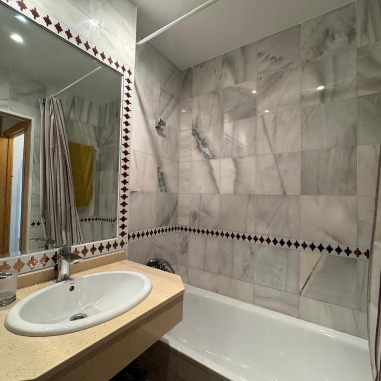 Bajo El Faro de Puerto Rey 2 - Apartamento de 2 dormitorios - 45