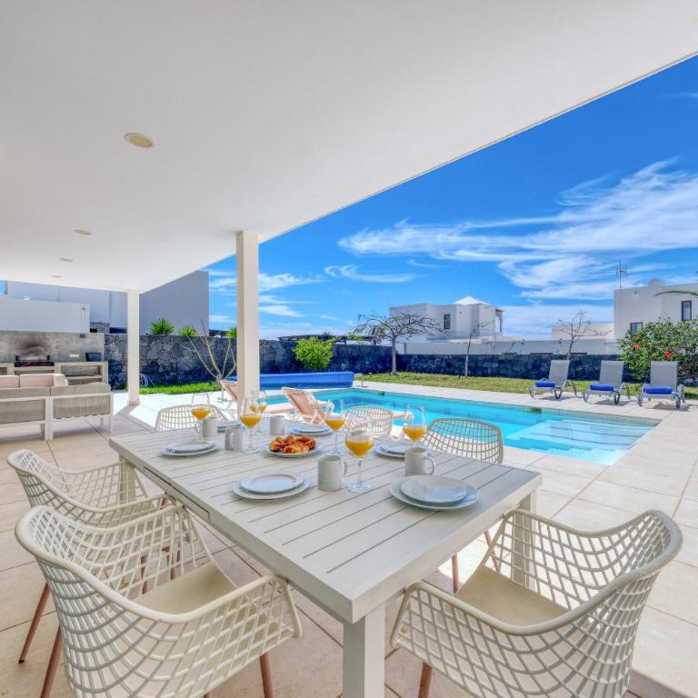 Villa Malvasia - Pool - 900M to Playa Montaña Roja By Lanzarote Vacation Homes - Three-Bedroom House - 11