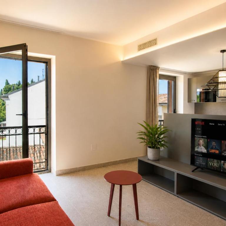 Bonaparte Luxury Apartments - Superior One-Bedroom Apartment with Two Bathrooms - 2