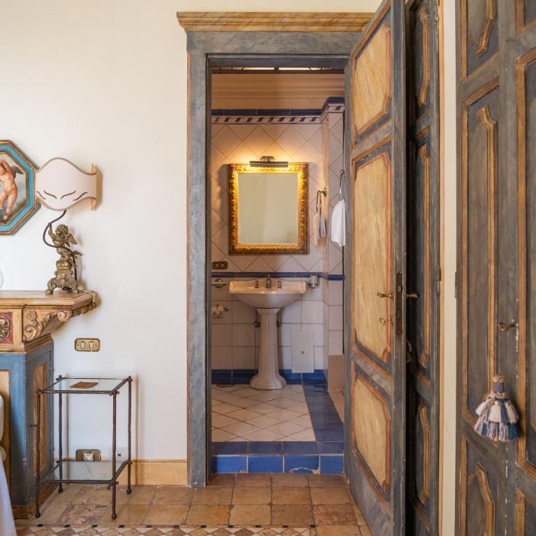 Palazzo Nobili - Deluxe Double Room with Balcony and Sea View - 4