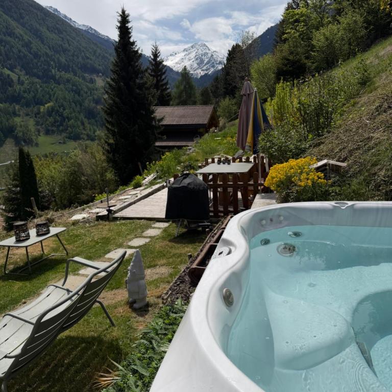 Chalet Opalpin Lodge & Spa, vue montagne et jacuzzi - Chalet - 4