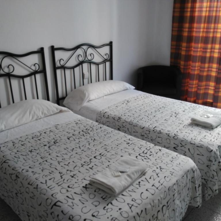 Hostal River - Twin Room with Shared Bathroom - 2
