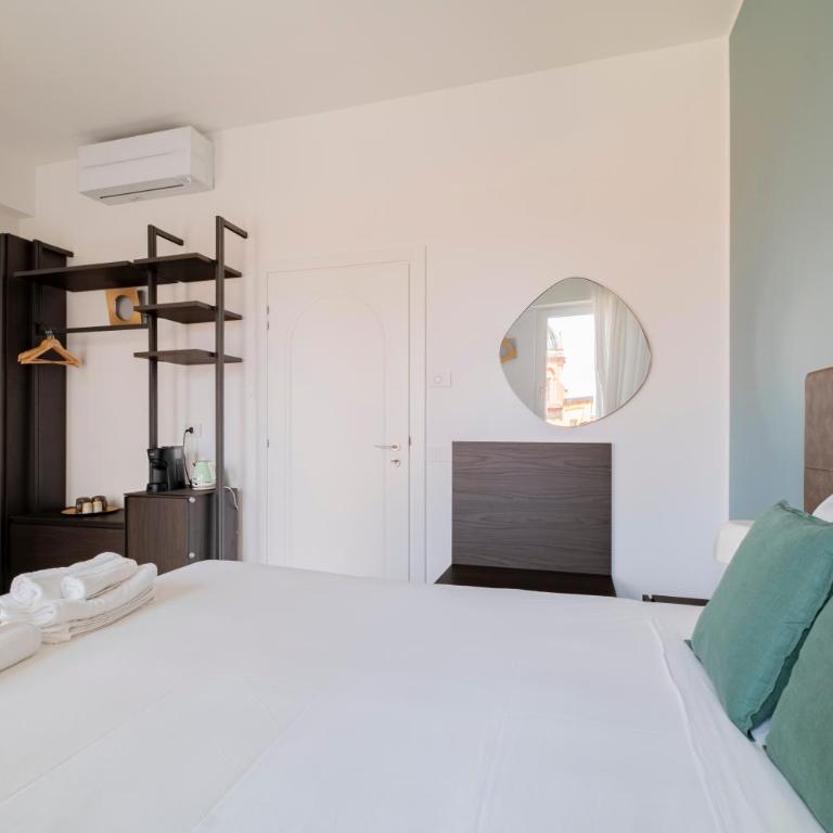 Urbanicooh Cavour Rooms&Suite - Camera Matrimoniale Deluxe con Balcone - 4