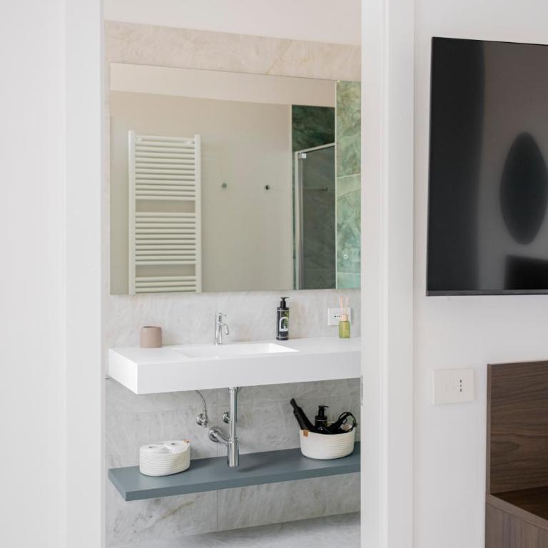 Urbanicooh Cavour Rooms&Suite - Camera Matrimoniale Deluxe con Balcone - 8