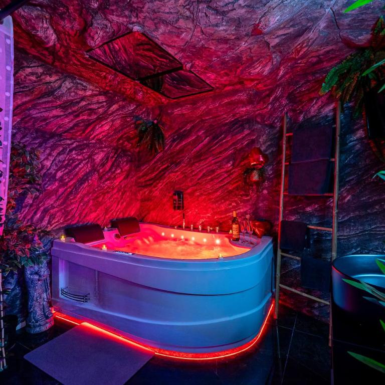 Love Room avec Jacuzzi Privatif à Perpignan centre 10mn des plages - Appartement 1 Chambre - 13