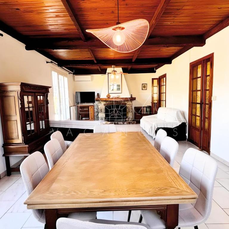 Maison Familiale, avec jardin, à 20 min à pied de la mer - Four-Bedroom House - 4