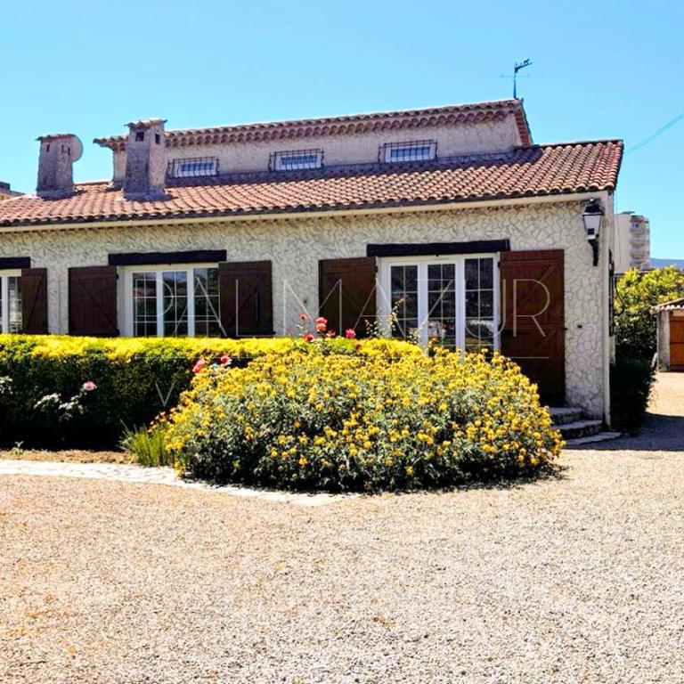 Maison Familiale, avec jardin, à 20 min à pied de la mer - Four-Bedroom House - 1