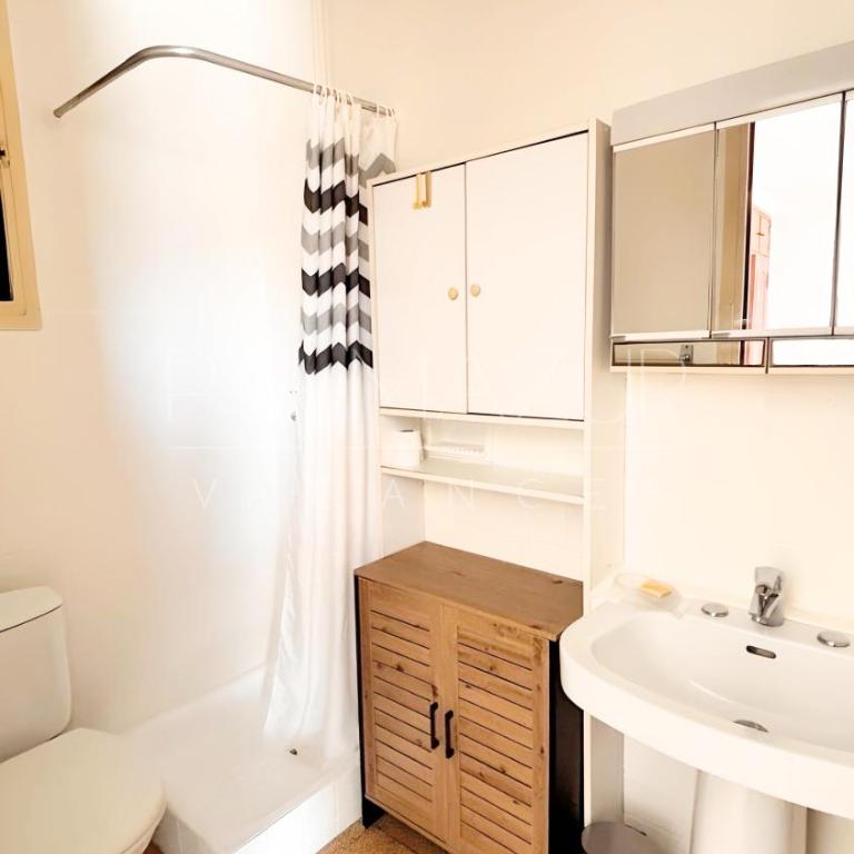 Maison Familiale, avec jardin, à 20 min à pied de la mer - Four-Bedroom House - 27