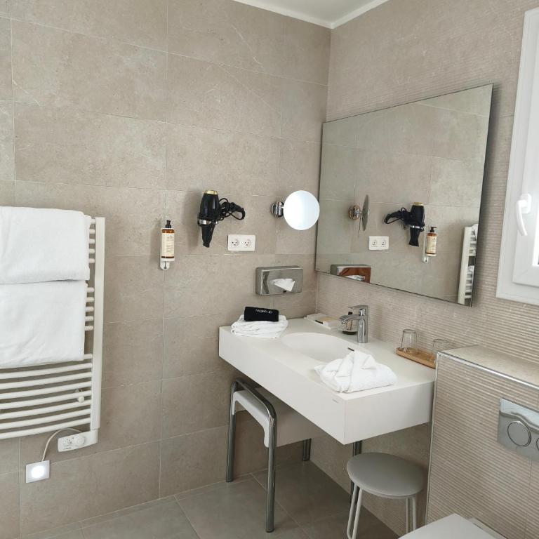 Hotel La Garbine - Chambre Double ou Lits Jumeaux Supérieure - 4