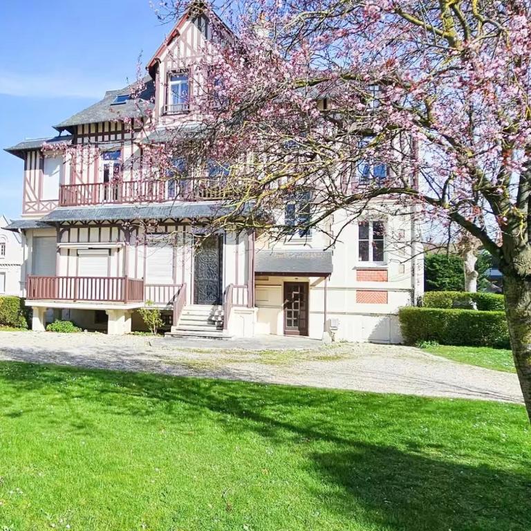 Appartement dans une Villa deauvillaise avec grand jardin, face à hôtel Royal, entièrement rénové, vue Royal et vue mer, 4 couchages - Apartment mit 1 Schlafzimmer - 11