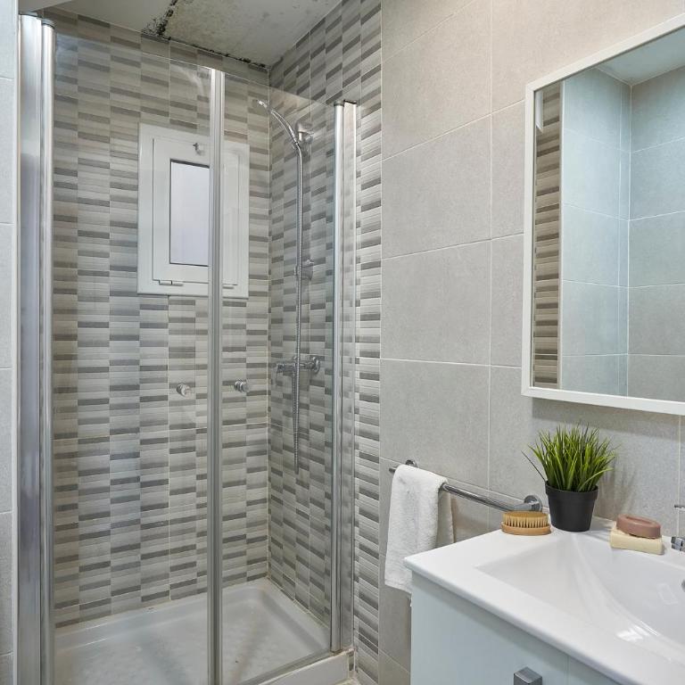 BeBarceloner Sant Marti Apartments - Three-Bedroom Apartment - 5
