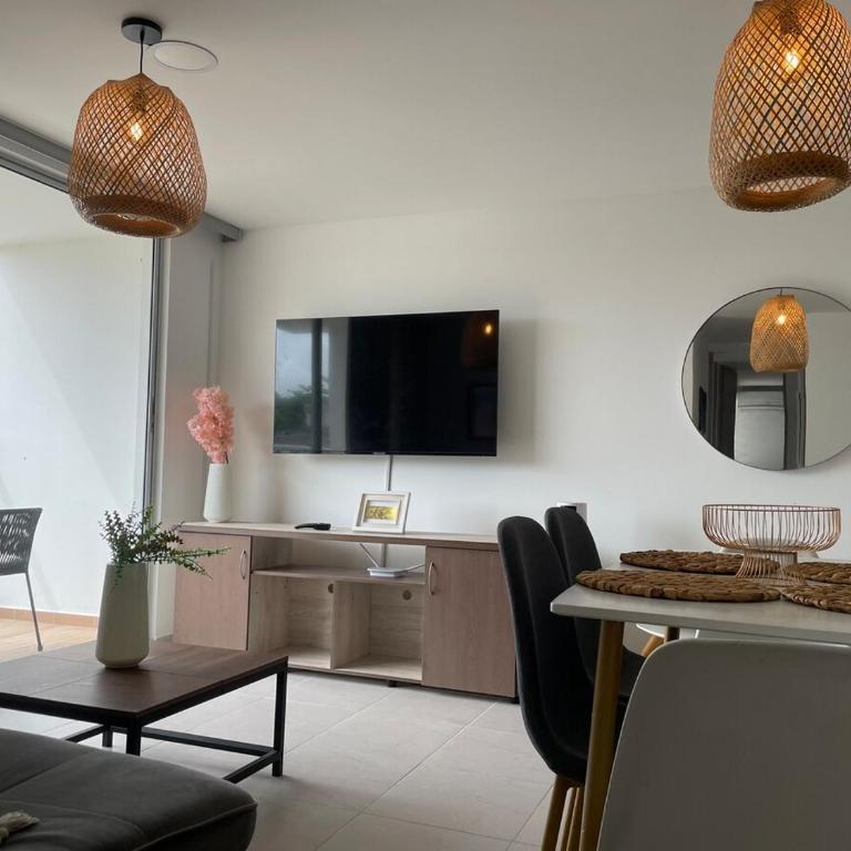 Apartamento cerca al aeropuerto con 3 habitaciones - Three-Bedroom Apartment - 41