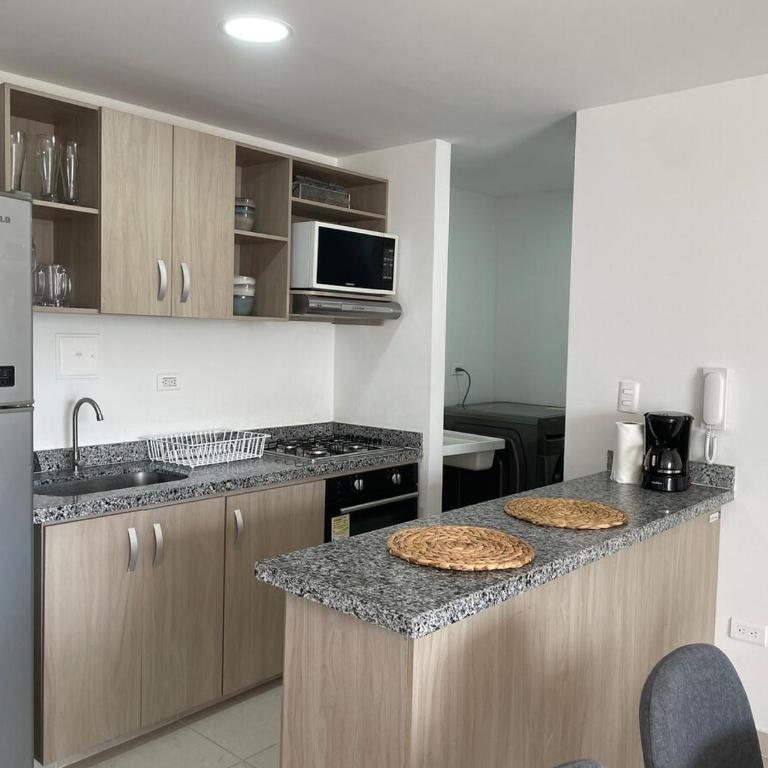 Apartamento cerca al aeropuerto con 3 habitaciones - Three-Bedroom Apartment - 32