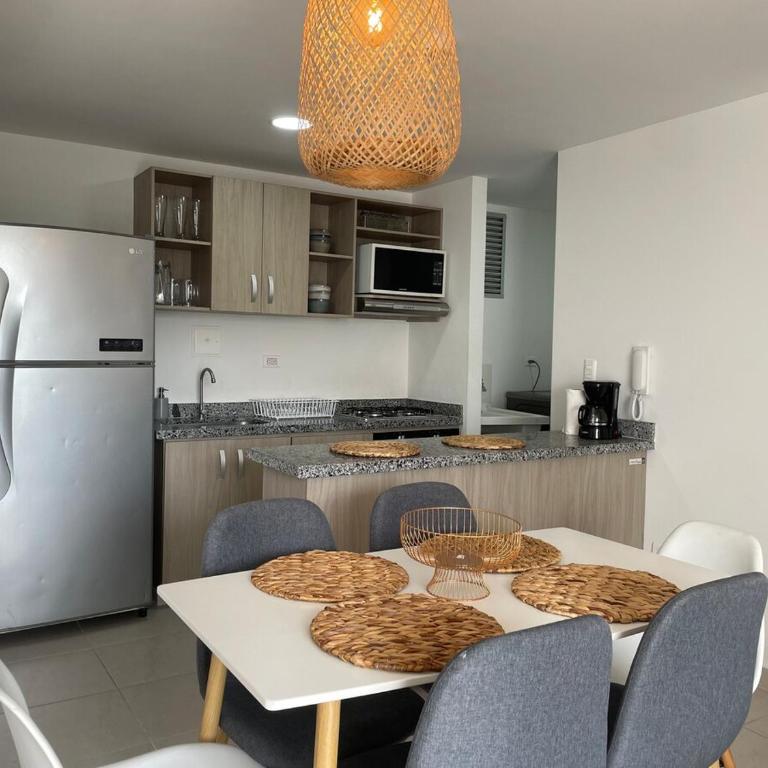 Apartamento cerca al aeropuerto con 3 habitaciones - Three-Bedroom Apartment - 24