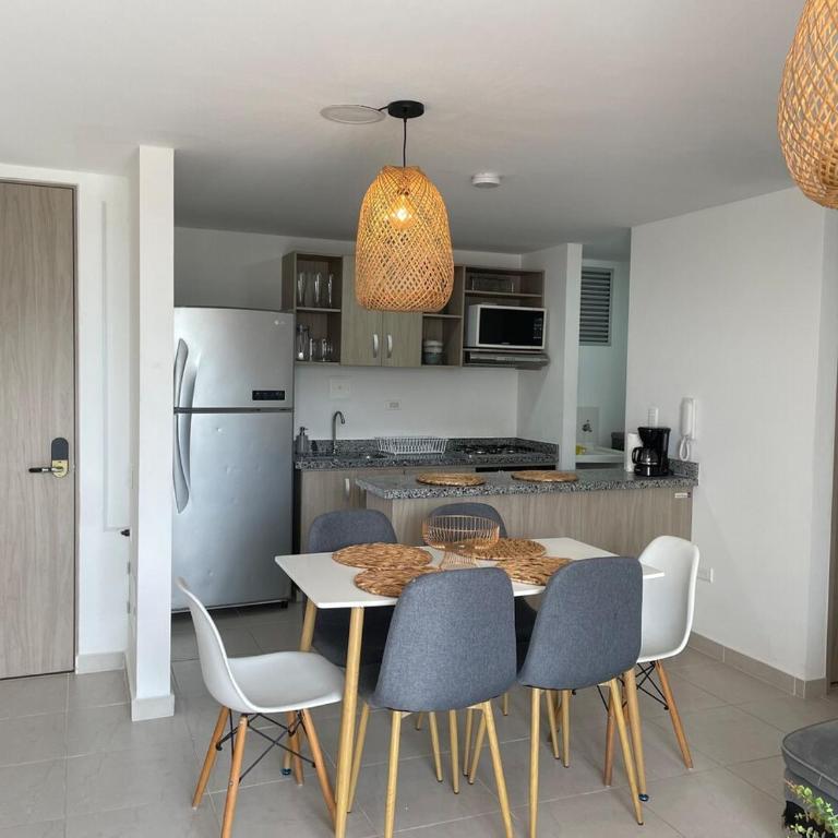 Apartamento cerca al aeropuerto con 3 habitaciones - Three-Bedroom Apartment - 25