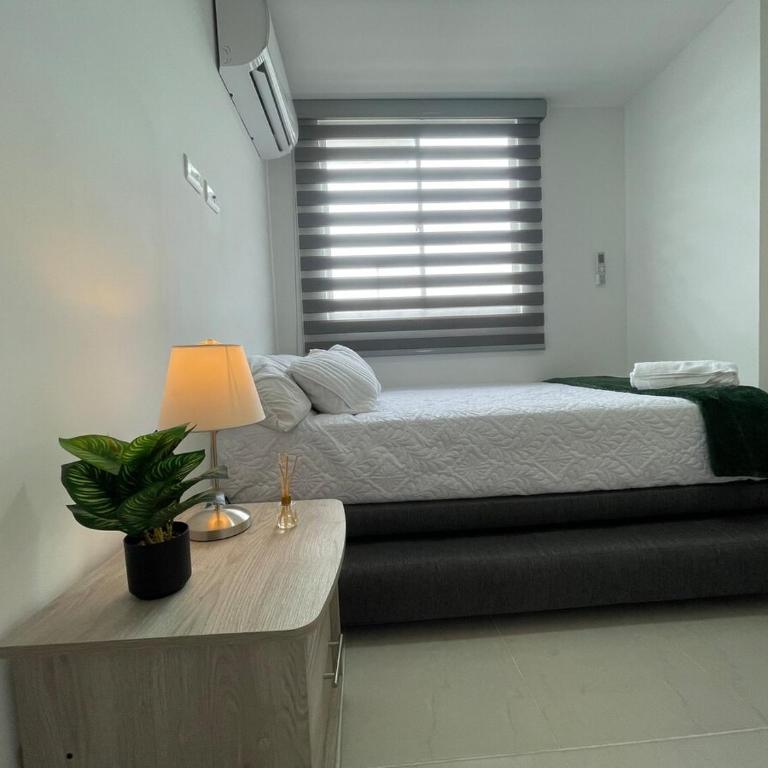 Apartamento cerca al aeropuerto con 3 habitaciones - Three-Bedroom Apartment - 14