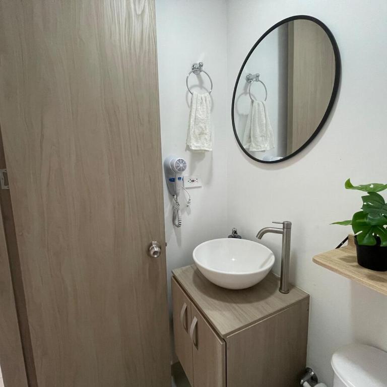 Apartamento cerca al aeropuerto con 3 habitaciones - Three-Bedroom Apartment - 8