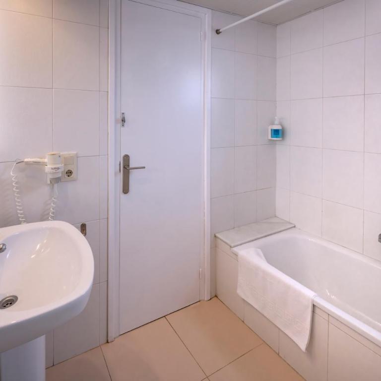 Hotel GHT Simeon - Habitación Doble con balcón - 1 o 2 camas - 9