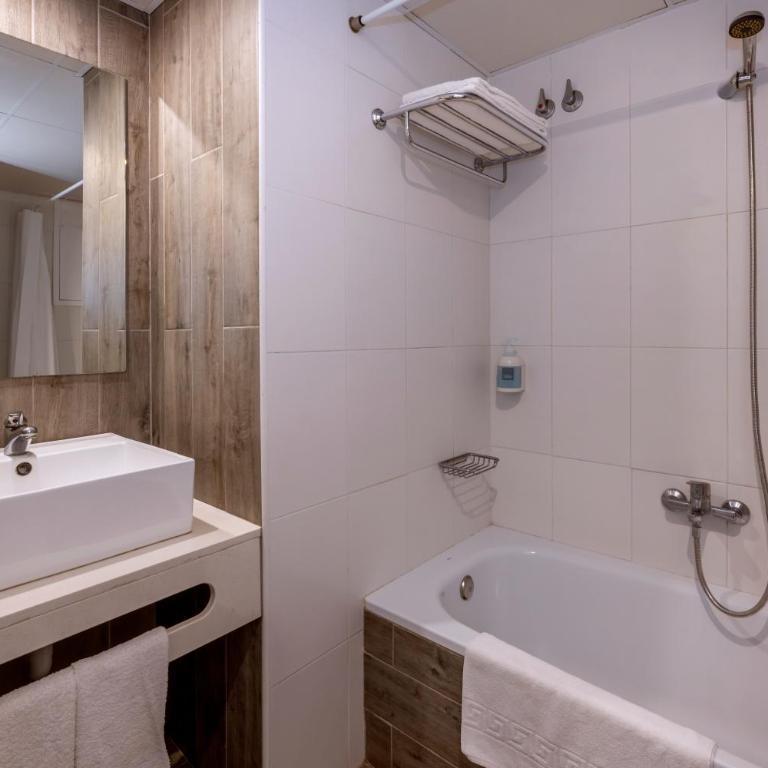 Hotel GHT Simeon - Habitación Doble con balcón - 1 o 2 camas - 3