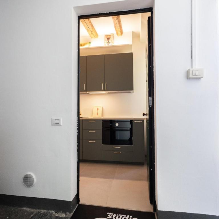 Studio 35 Design and character in the heart of Como - Appartamento Standard - 7