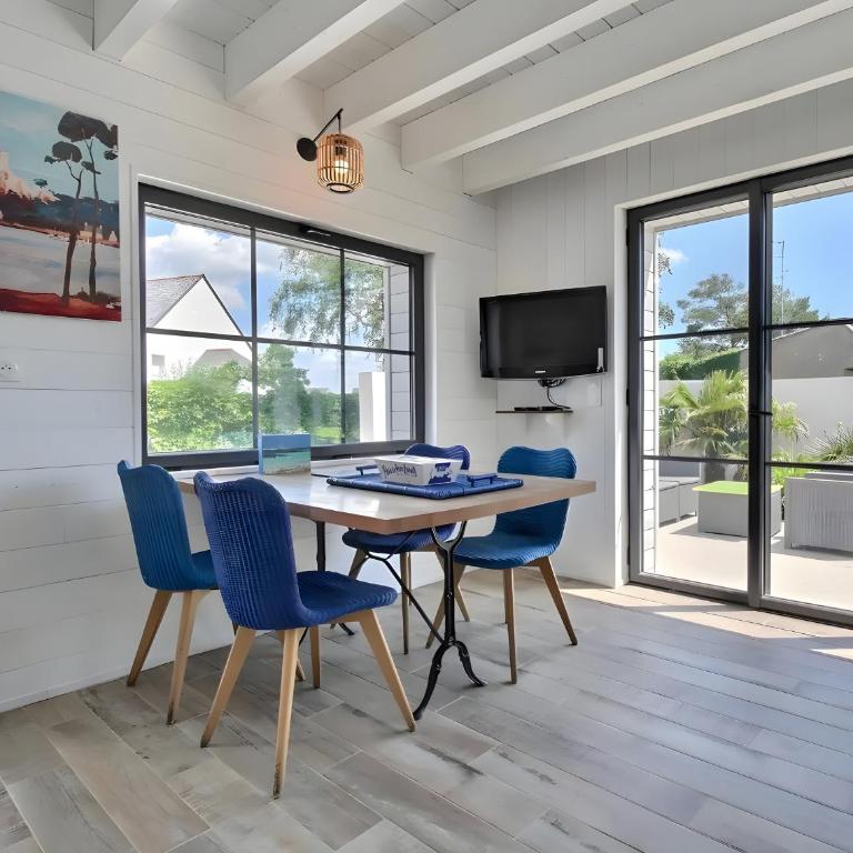La Maison bleue Domainedecolomban - Two-Bedroom House - 1