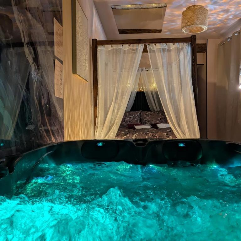 Loveroom Romantique avec Spa et Secret Room - A proximité des Lacs - La Mure - Appartement 1 Chambre - 6