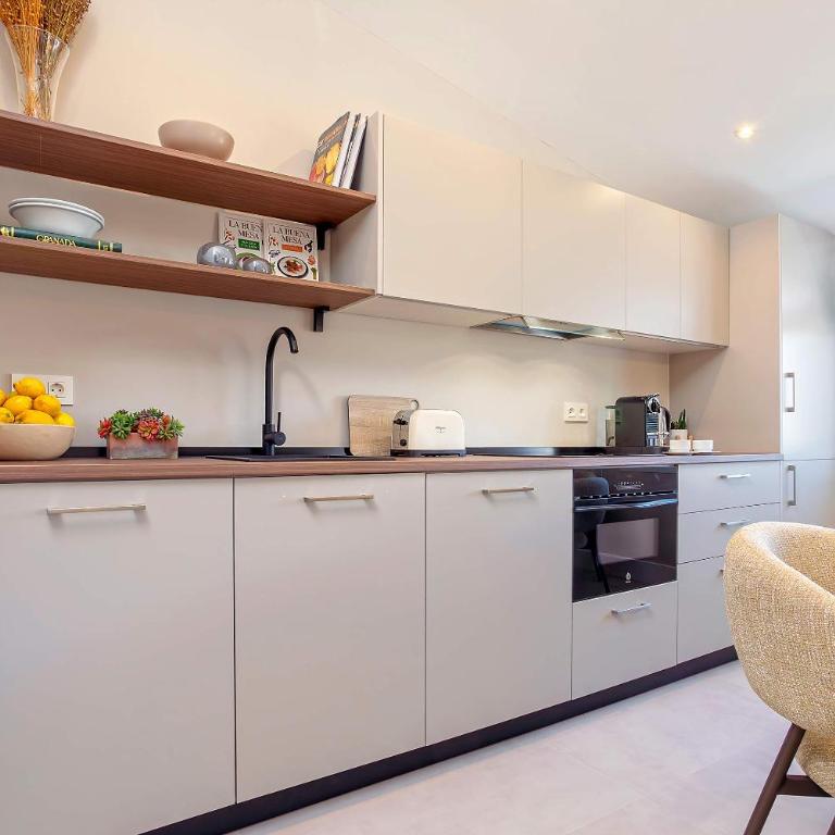 Genteel Home San Anton Granada - Four-Bedroom Penthouse Apartment - 6