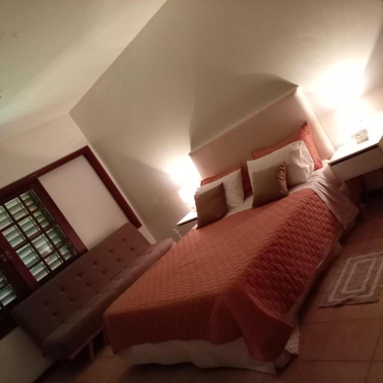 BauHouse Comfort Suites Asuncion - Habitación con cama grande y vistas al jardín - 5