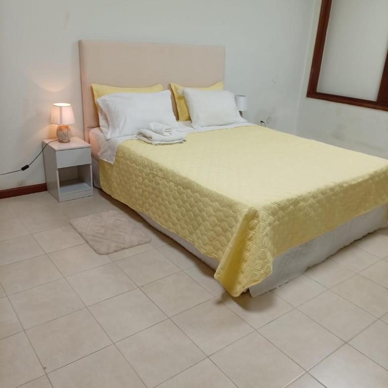 BauHouse Comfort Suites Asuncion - Habitación con cama grande y vistas al jardín - 4