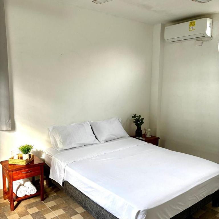 Los Pinos Beach Club Manzanillo - Budget Double Room - 2