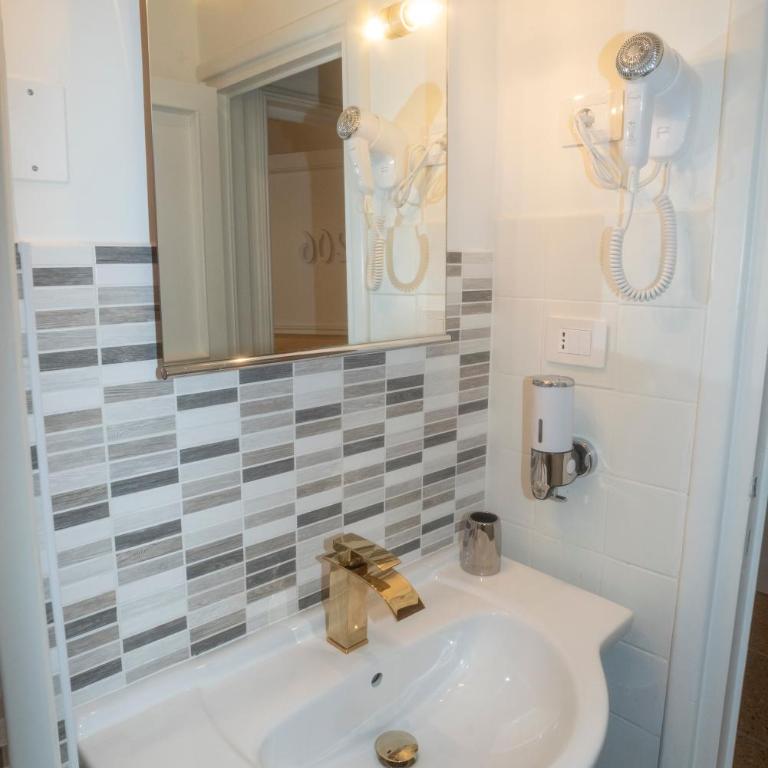 Cherubini 13 - Double Room with Private External Bathroom - 8