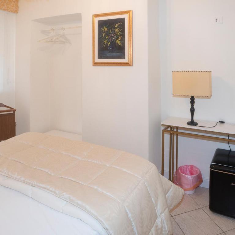 Cherubini 13 - Double Room with Private External Bathroom - 10
