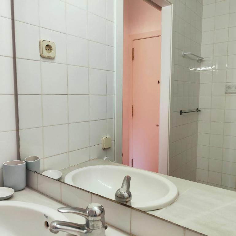 Cute 1 bedroom apt. Super central location. R.K - Apartment - 15