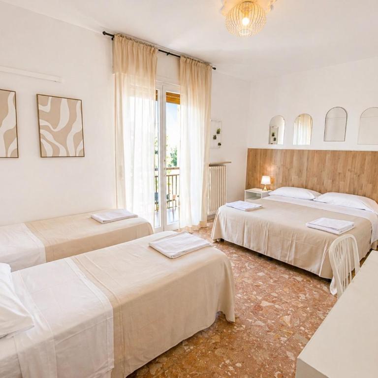Mariclà Boutique Rooms with Balcony & Free Parking - Camera Familiare con Vasca - 2