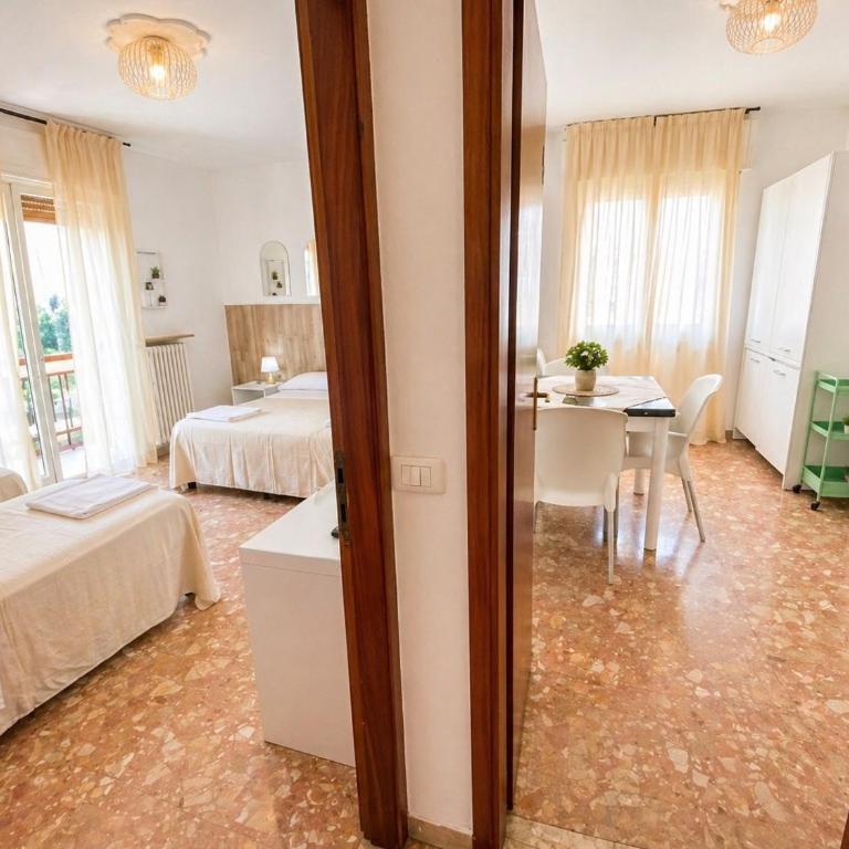 Mariclà Boutique Rooms with Balcony & Free Parking - Camera Familiare con Vasca - 6