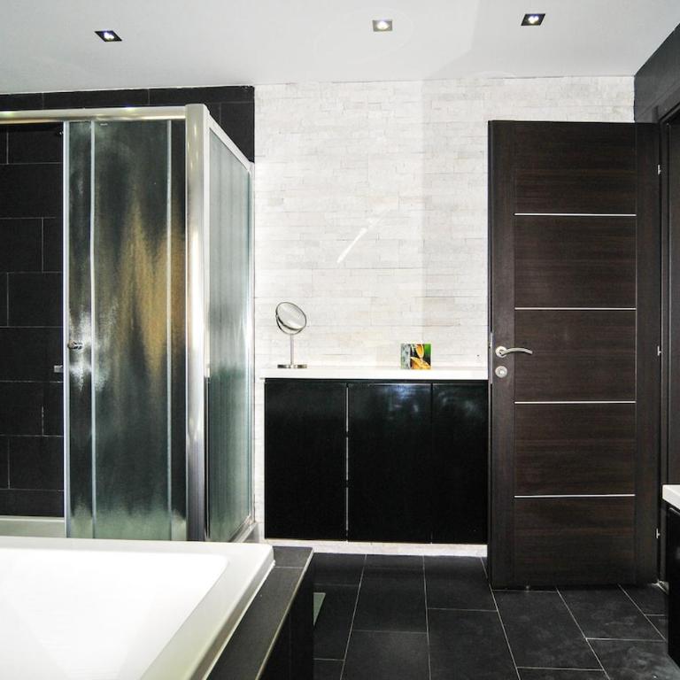 Modern 5BR Villa with Infinity Pool and Sea Views - Villa - 16