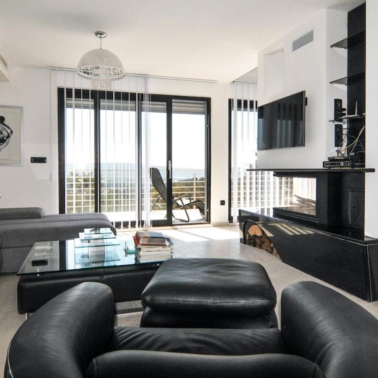 Modern 5BR Villa with Infinity Pool and Sea Views - Villa - 18