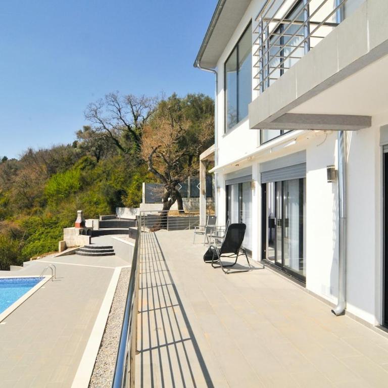 Modern 5BR Villa with Infinity Pool and Sea Views - Villa - 28