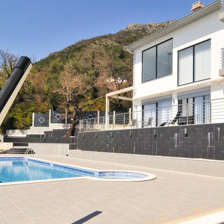Modern 5BR Villa with Infinity Pool and Sea Views - Villa - 29