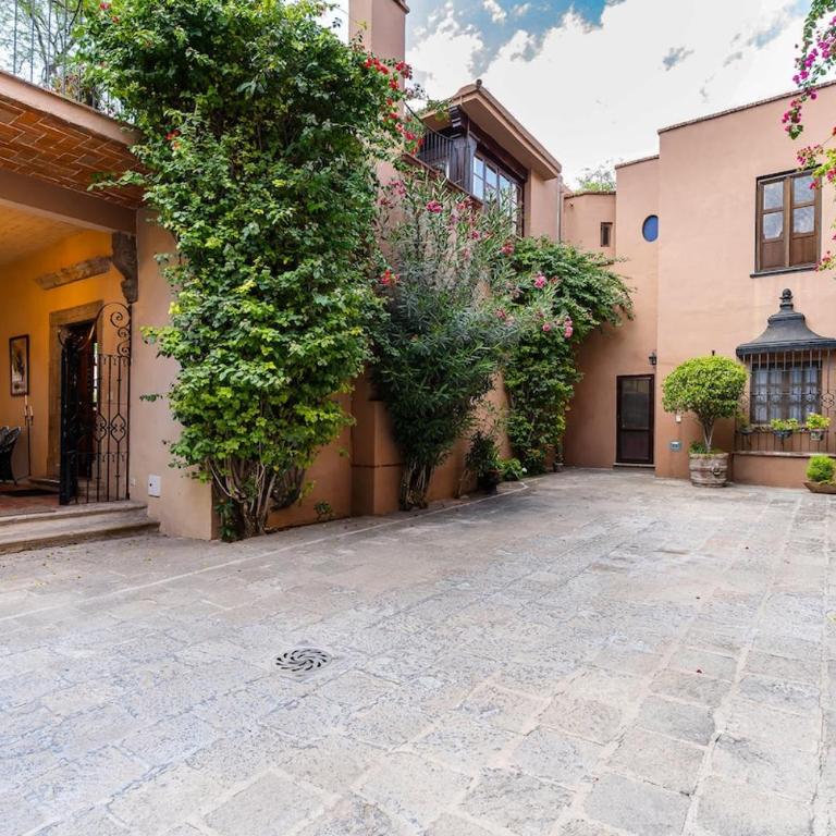 Casa de Inspiración, Grand Estate with Lush Gardens - Villa - 29
