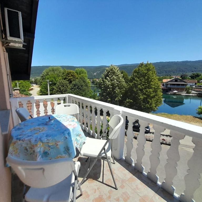 Amina River Apartment - Two-Bedroom Apartment with Lake View - 8