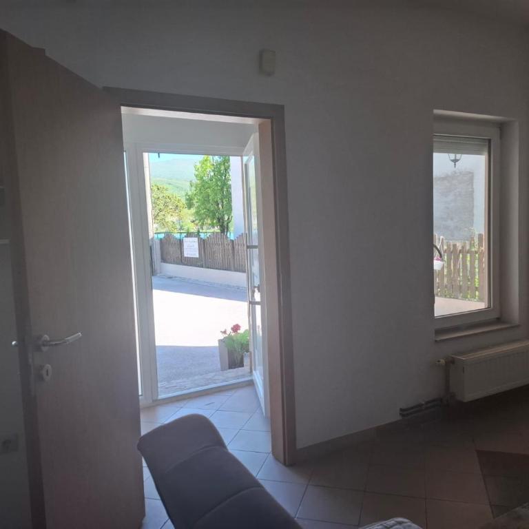 Amina River Apartment - Three-Bedroom Apartment with Lake View - 6