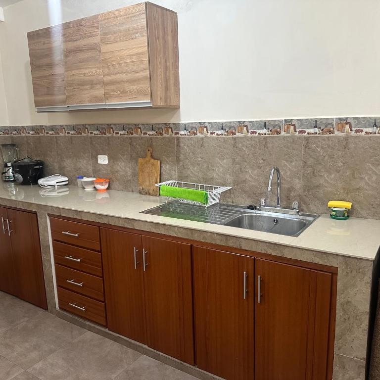 Depar Céntrico con parqueadero y cocina completa - Three-Bedroom Apartment - 6