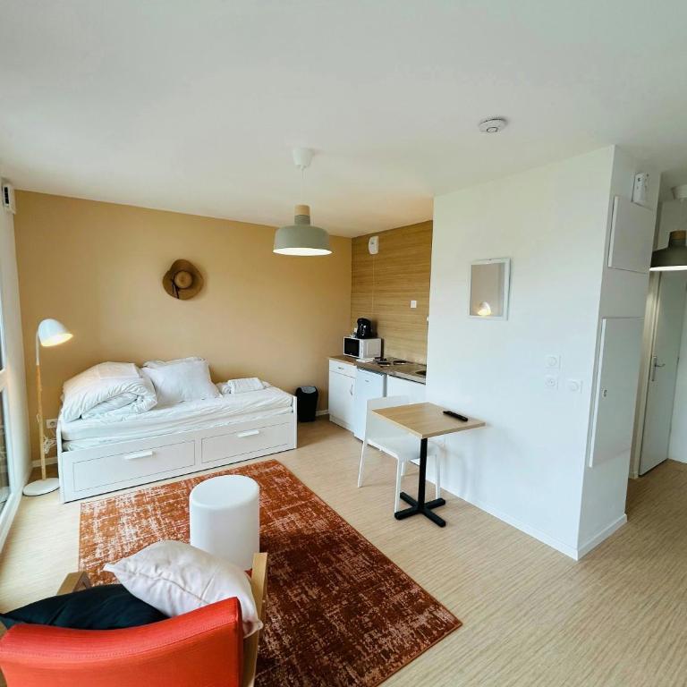 We Live In R - Suite 404 - Apartment - 2
