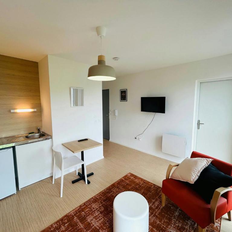 We Live In R - Suite 404 - Apartment - 6