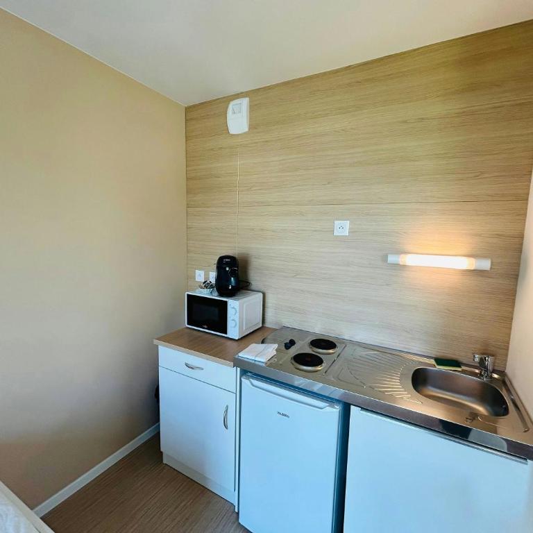 We Live In R - Suite 404 - Apartment - 5